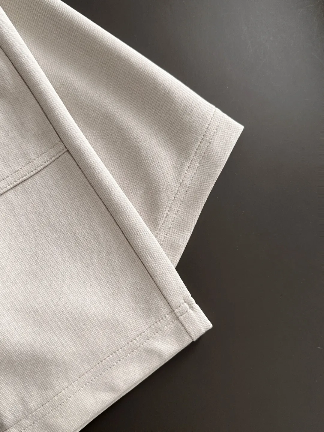 🅿️330 shipped next day. High quality Stone Island/Stone Island 2025 spring and summer new high-definition elastic band casual solid color loose shorts. Made with machines imported from Italy. The hem of the trousers is stitched with two needles. The stitching is fine and firm. The fabric is customized at the counter. It has high breathability and comfort. The details are impeccable. The brand element design concept reflects high quality. It feels delicate and soft! It presents a casual cut and the upper body shape is great! Size: S-XXL